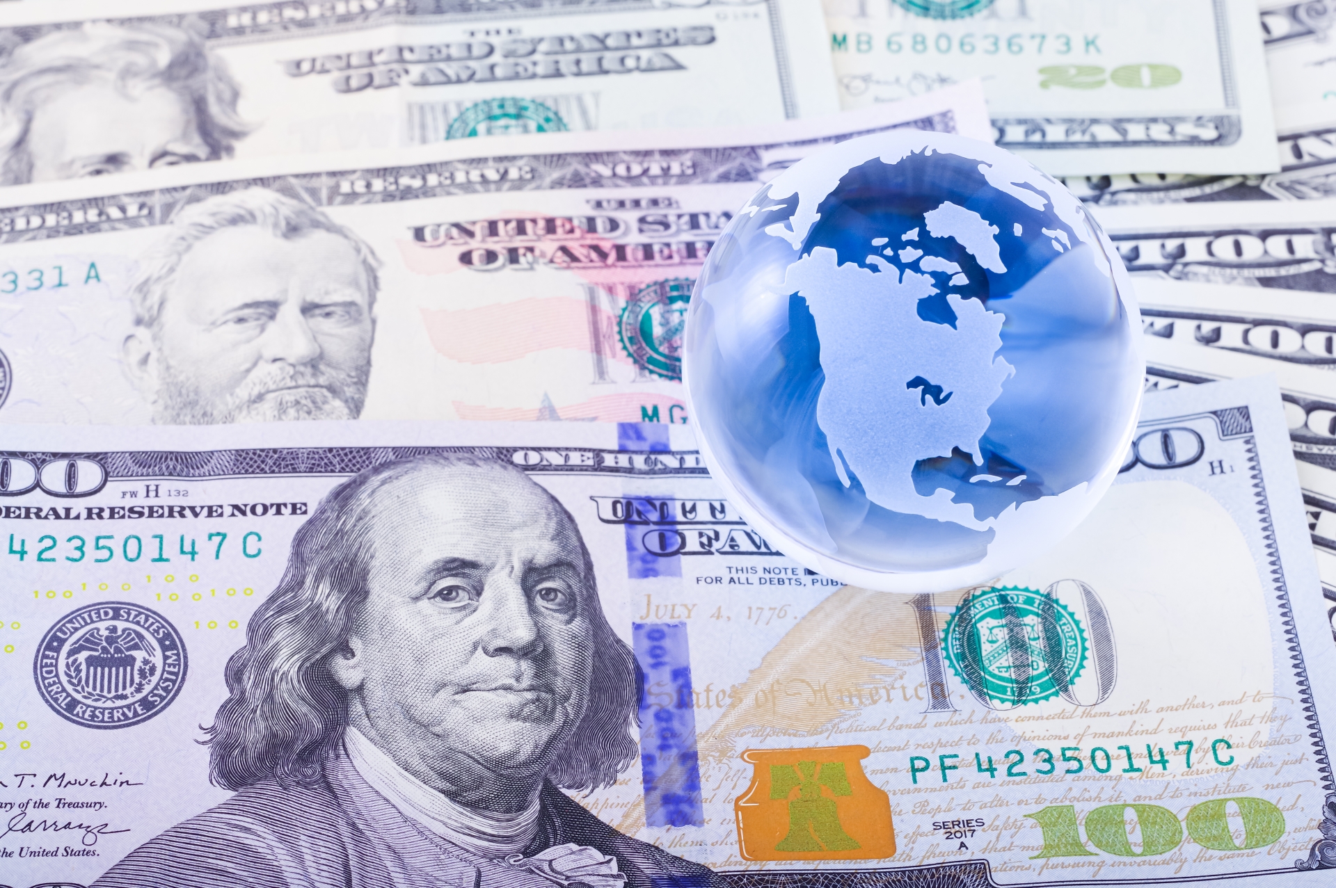 ウォーレン・バフェットが警鐘を鳴らす「財政的愚行」 米ドルの価値消滅リスクも指摘 | US Stock Watch